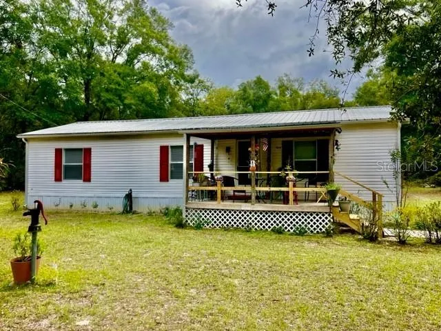 a view of a backyard
