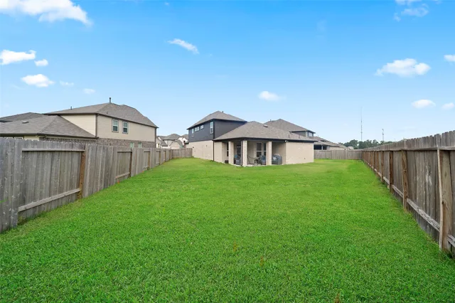 a view of a house with backyard and garden