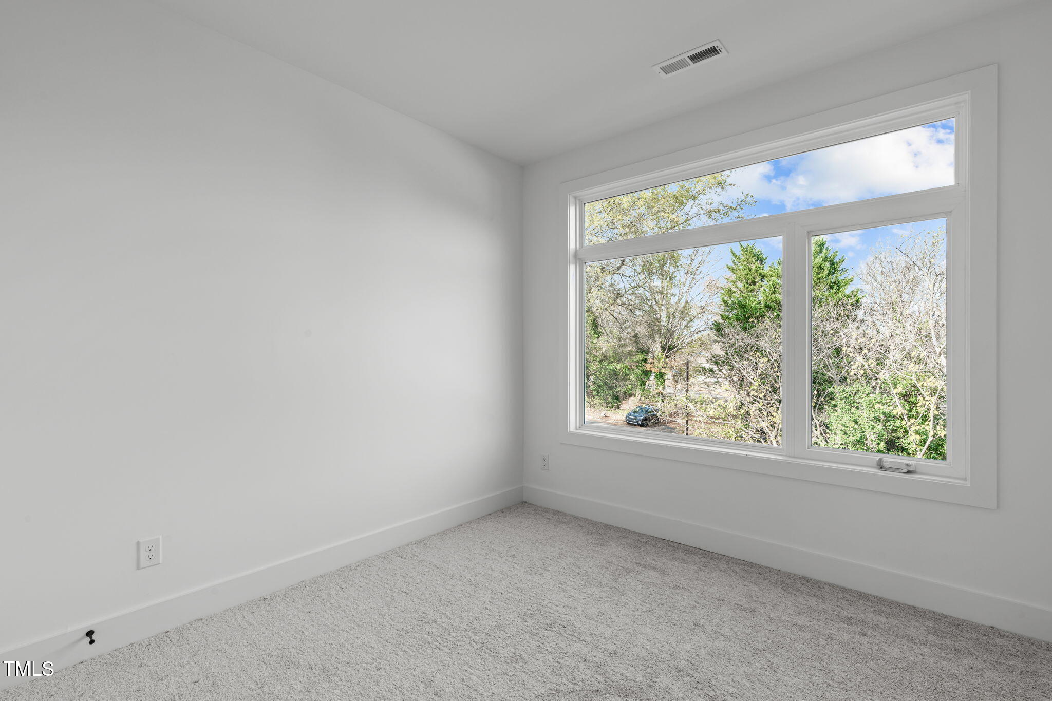 624 Rocky Knob Court Raleigh, NC 27601 - Photo 19 of 47 an empty room with a window