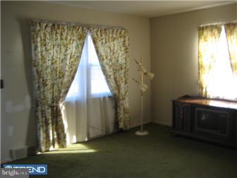 39 Waldron Road Allentown, NJ 08501 - Photo 4 of 12 Living Room