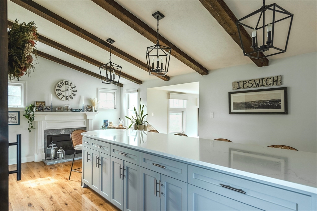 50 Jeffrey's Neck Road Ipswich, MA 01938 - Photo 15 of 41 a bathroom with a sink a mirror and a bathtub