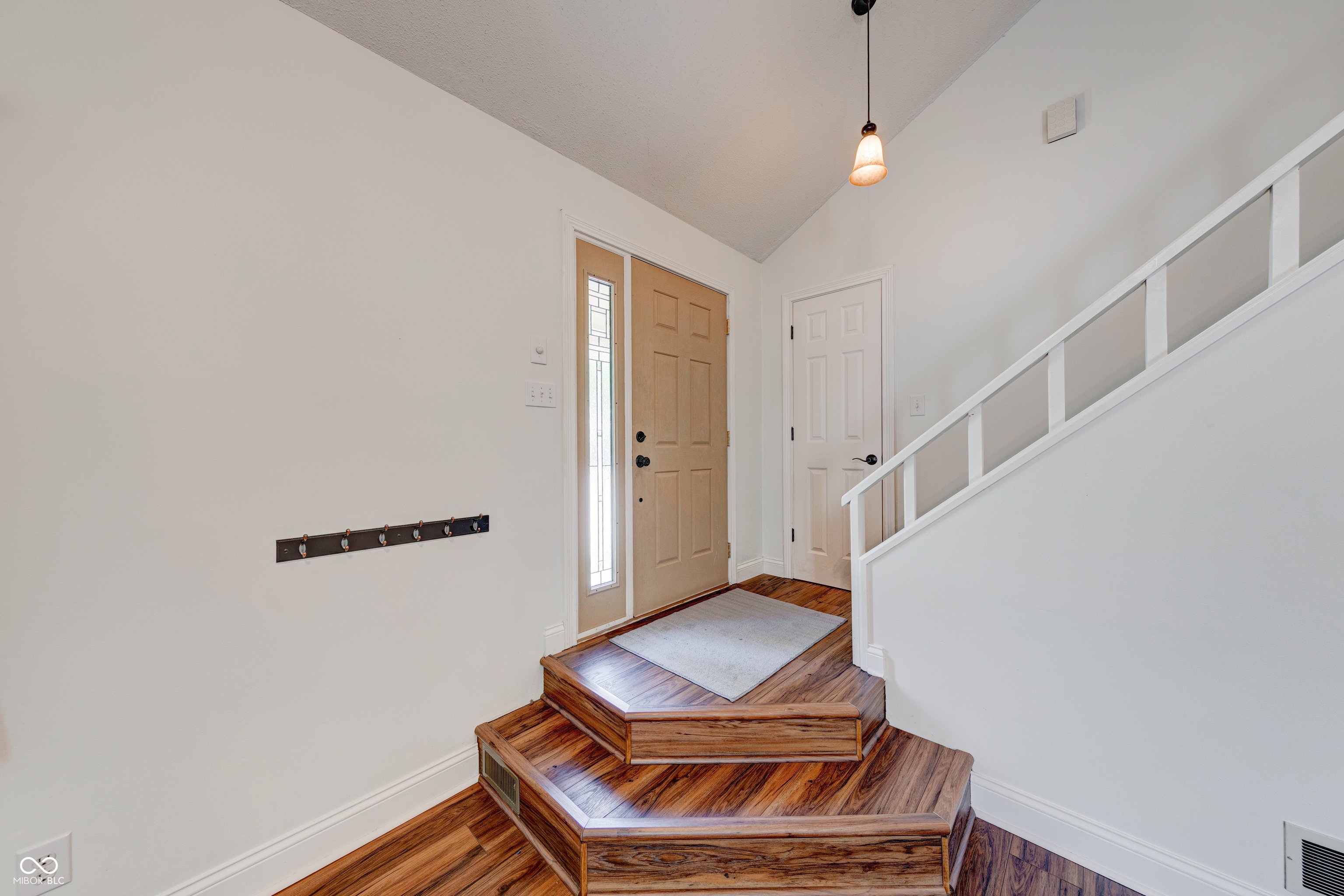 9054 Cornucopia Drive Indianapolis, IN 46268 - Photo 4 of 35