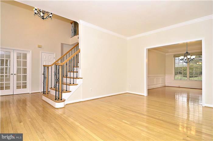 9804 Clarks Crossing Road Vienna, VA 22182 - Photo 3 of 30 Living Room
