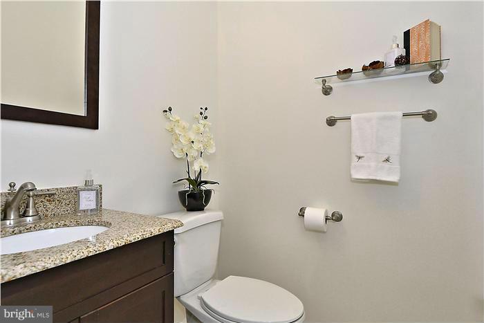 9804 Clarks Crossing Road Vienna, VA 22182 - Photo 8 of 30 Bath