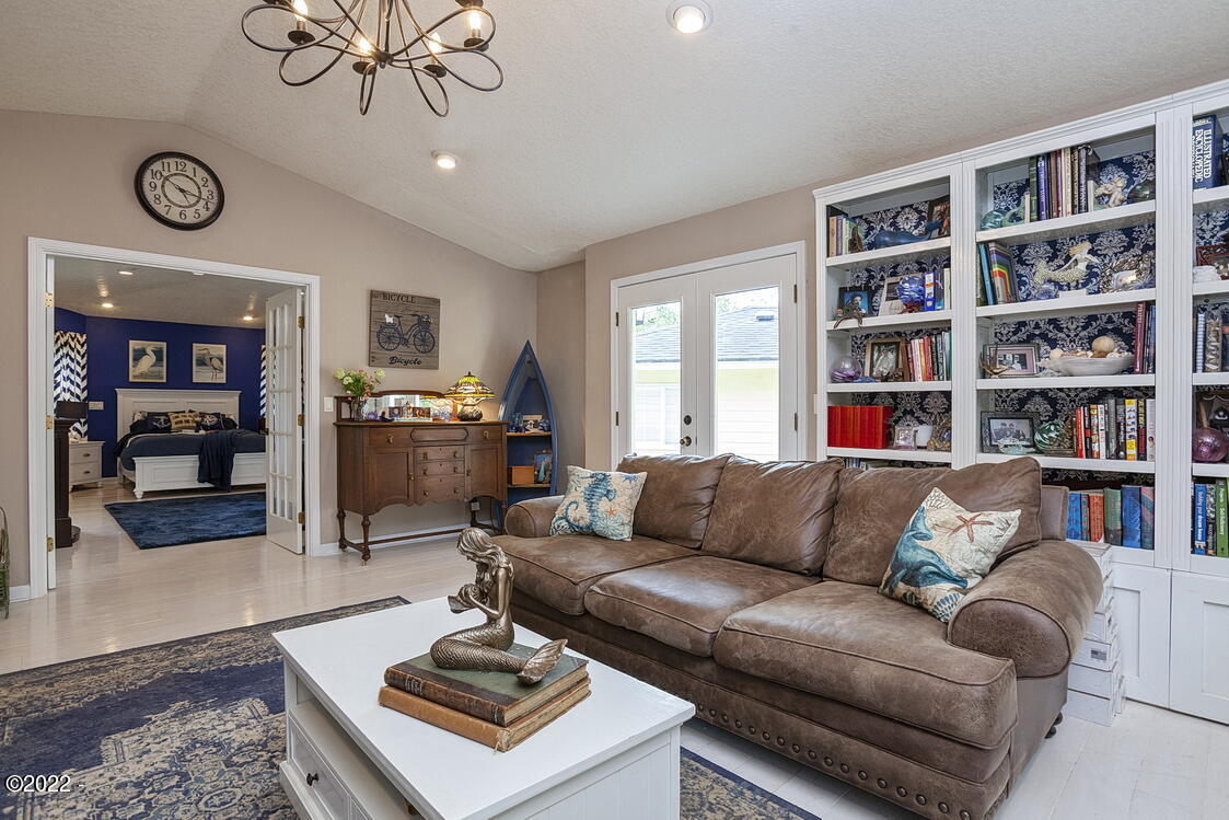 2450 Southwest Fairway Circle Waldport, OR 97394 - Photo 8 of 30 Living Room