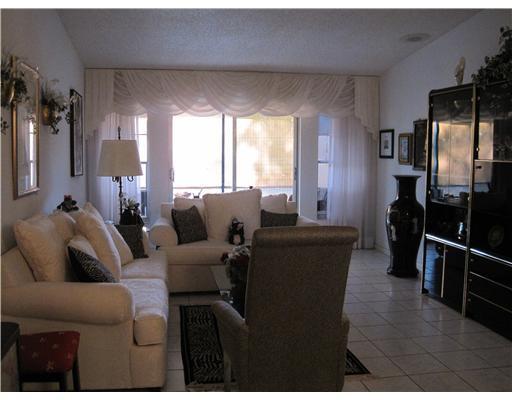 18571 Egret Way, Unit A Boca Raton, FL 33496 - Photo 3 of 20 Living Room