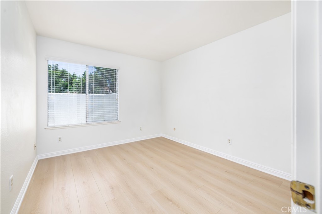 10215 Larwin Avenue, Unit 4 Chatsworth, CA 91311 - Photo 20 of 38 an empty room with a window