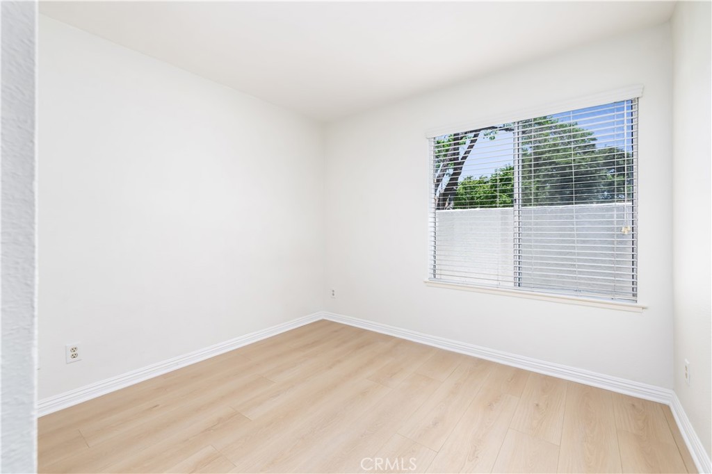 10215 Larwin Avenue, Unit 4 Chatsworth, CA 91311 - Photo 23 of 38 an empty room with a window