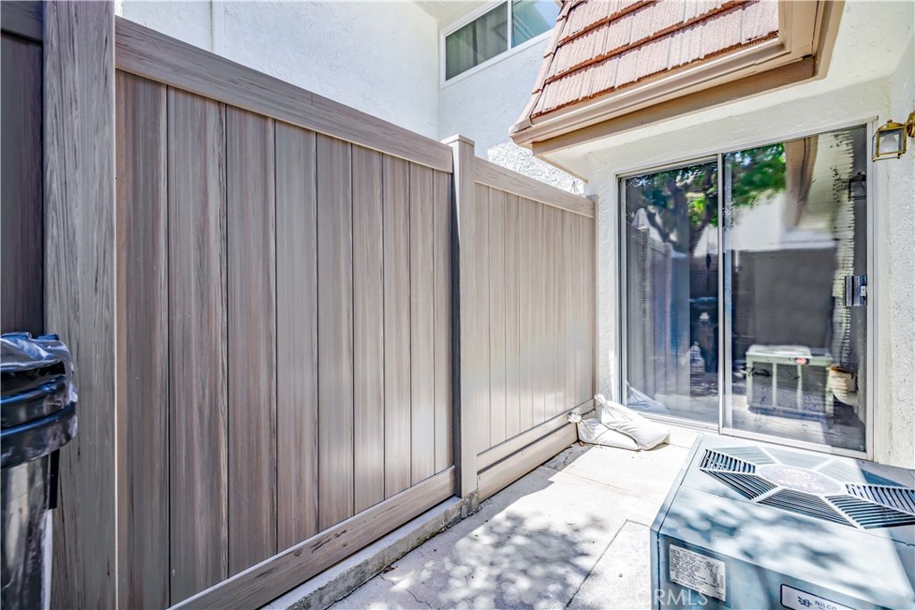 10215 Larwin Avenue, Unit 4 Chatsworth, CA 91311 - Photo 29 of 38 a very nice looking room with a large window