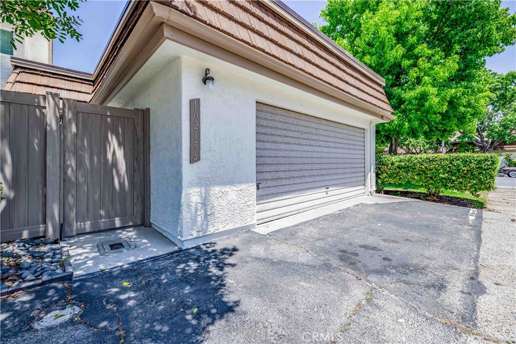 10215 Larwin Avenue, Unit 4 Chatsworth, CA 91311 - Photo 30 of 38 a backyard of a house