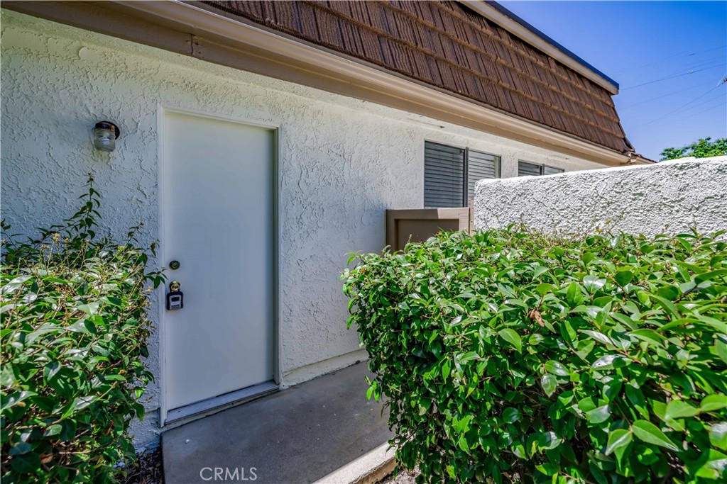 10215 Larwin Avenue, Unit 4 Chatsworth, CA 91311 - Photo 33 of 38 a house with a plant in front of it