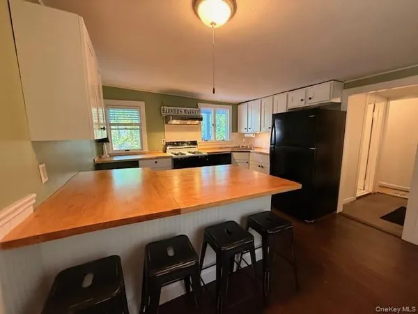 $3,400 | 25 Sheep Pasture Road, Port Jefferson, NY 11777