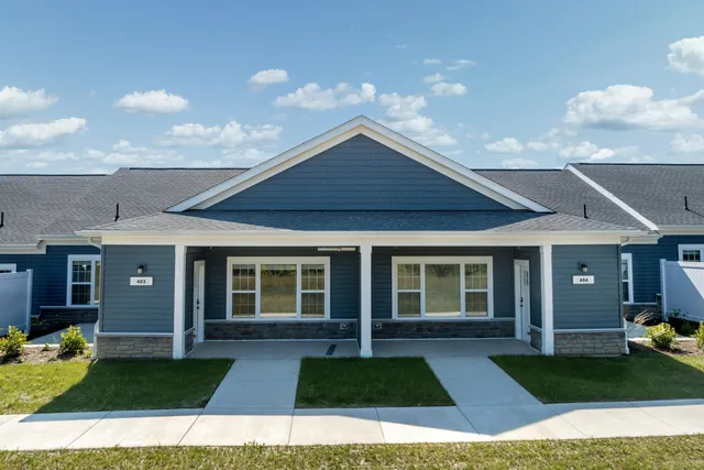 $2,675 | 1818 West Mildenhall Drive, Unit 1902, Oak Creek, WI 53154