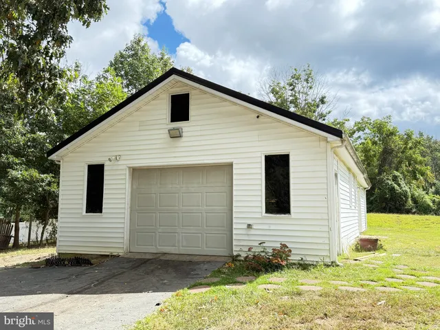 a view of an empty room with wooden roof