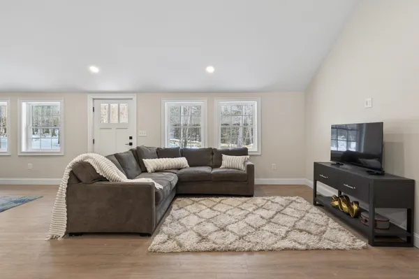 $650,000 | 33 McCrillis Road, Nottingham, NH 03290