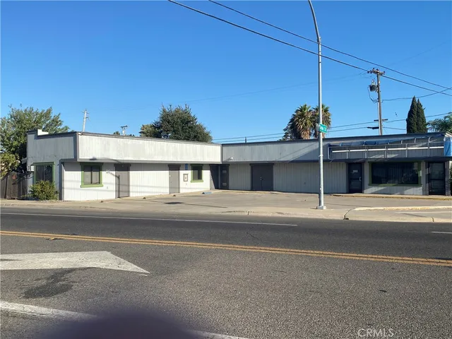 a view of the back yard of the building