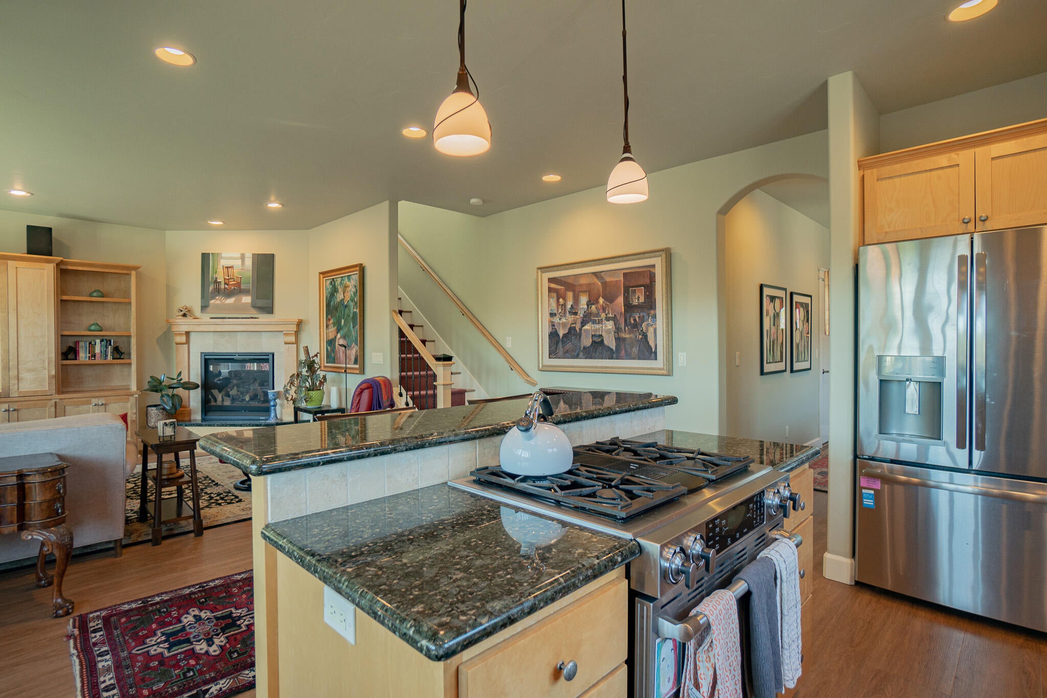 485 Park Ridge Place Ashland, OR 97520 - Photo 7 of 26 485ParkRidge-KitchenFam