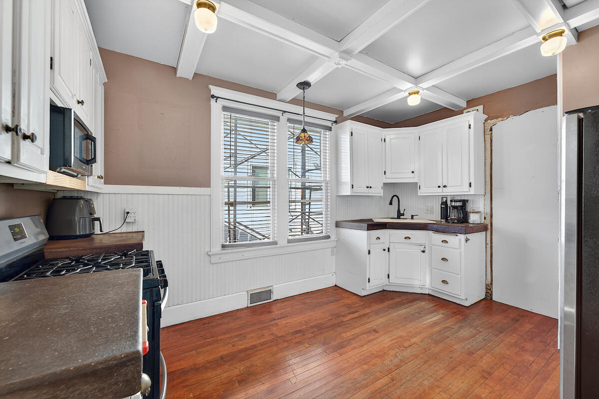 2423 Hansen Avenue Racine, WI 53405 - Photo 11 of 20 Kitchen