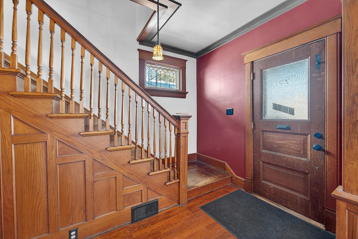2423 Hansen Avenue Racine, WI 53405 - Photo 4 of 20 Foyer