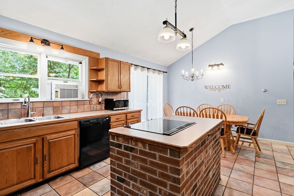 414 Mountain Road Holyoke, MA 01040 - Photo 11 of 42 Gallery Image 11