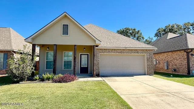 $2,050 | 205 Caillou Grove Road, Youngsville, LA 70592
