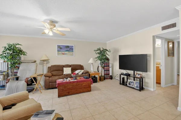 $164,900 | 220 East High Point Court, Unit B, Delray Beach, FL 33445