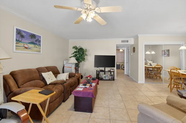 $164,900 | 220 East High Point Court, Unit B, Delray Beach, FL 33445