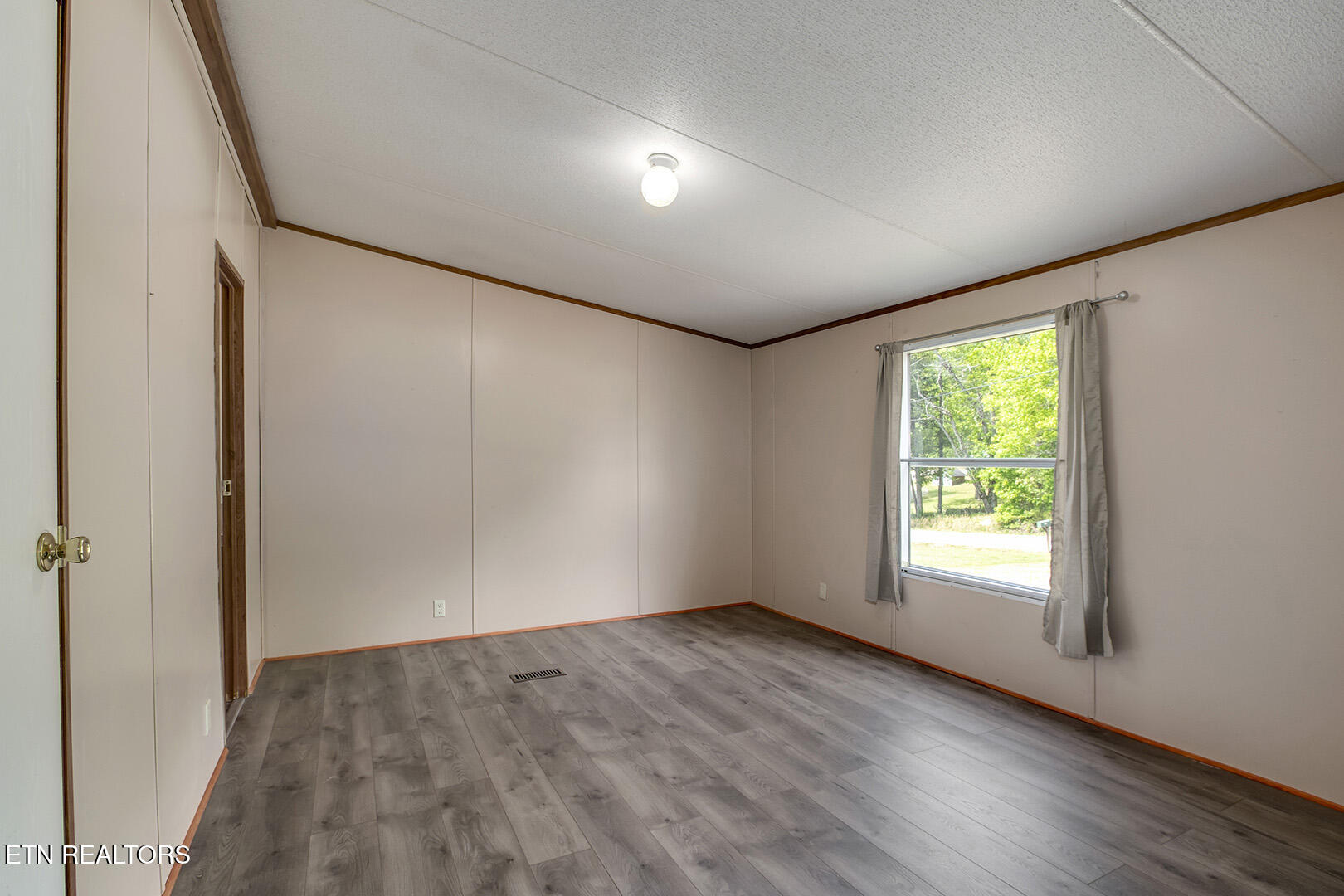 1725 Euchee Road Ten Mile, TN 37880 - Photo 17 of 34 17_EucheeRoad_1725_MasterBedroom01