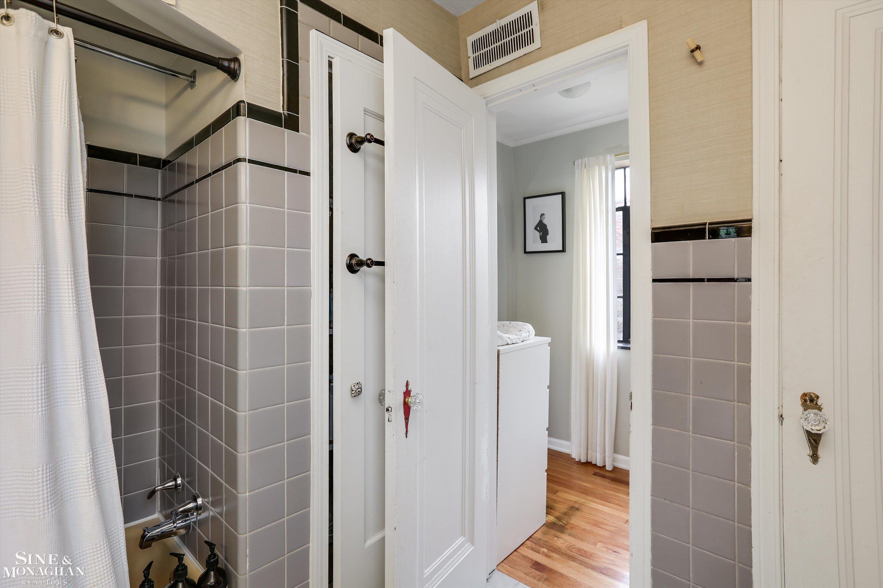 1204 Bishop Road Grosse Pointe, MI 48230 - Photo 18 of 47 50127152-17.JPG