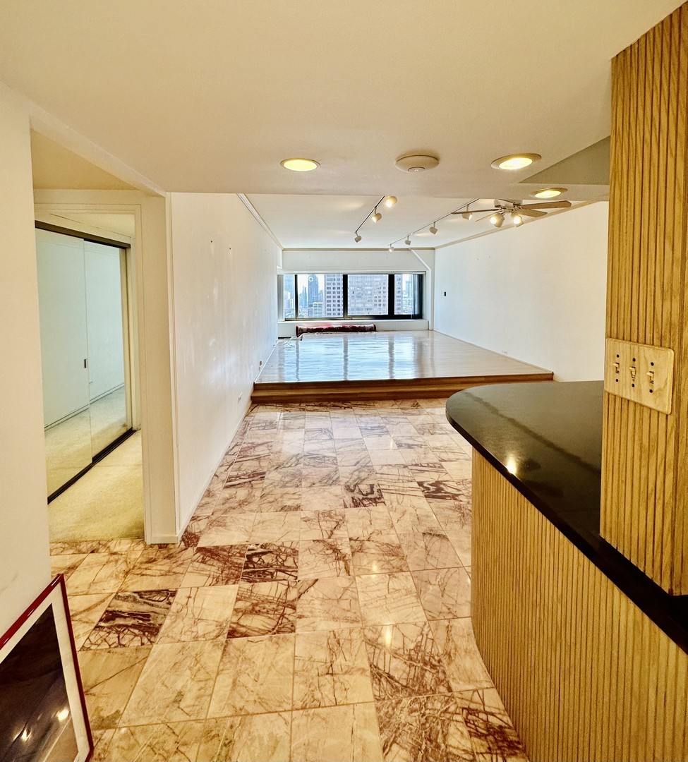 175 East Delaware Place, Unit 4916 Chicago, IL 60611 - Photo 13 of 33