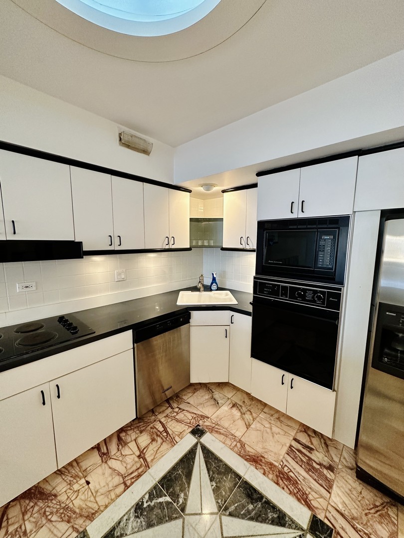 175 East Delaware Place, Unit 4916 Chicago, IL 60611 - Photo 16 of 33