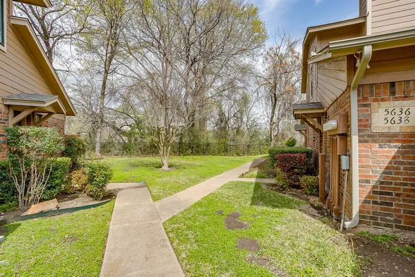 a view of back yard of the house