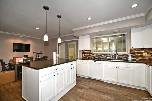 $1,700 | 10819 Crown Vw Drive, San Antonio, TX 78239