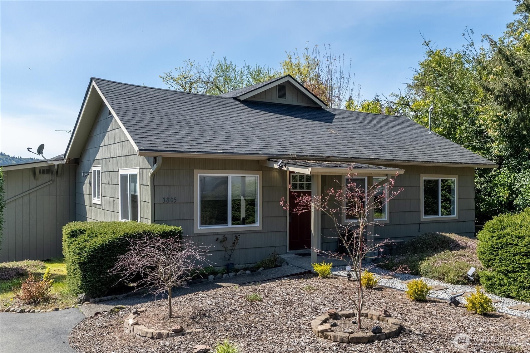 3805 Pacific Way Longview, WA 98632 - Photo 1 of 37 a front view of a house with a yard