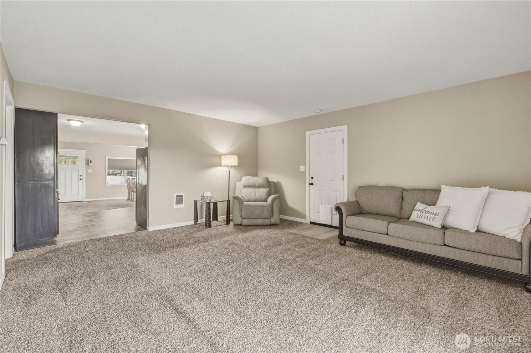 3805 Pacific Way Longview, WA 98632 - Photo 16 of 37 a living room with furniture