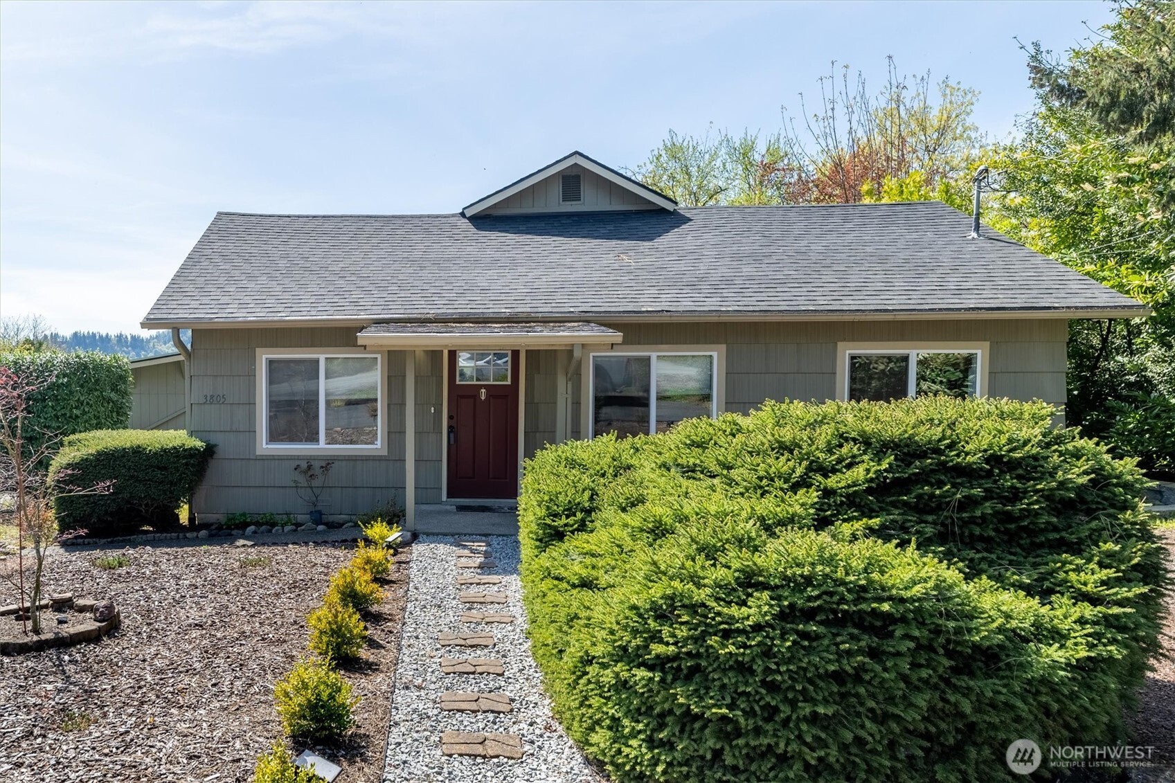 3805 Pacific Way Longview, WA 98632 - Photo 2 of 37 a front view of a house with a garden