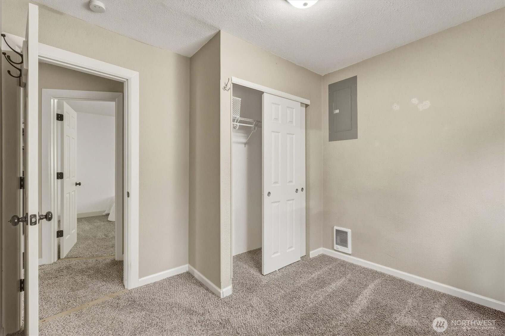3805 Pacific Way Longview, WA 98632 - Photo 25 of 37 an empty room with a bathroom and a sink