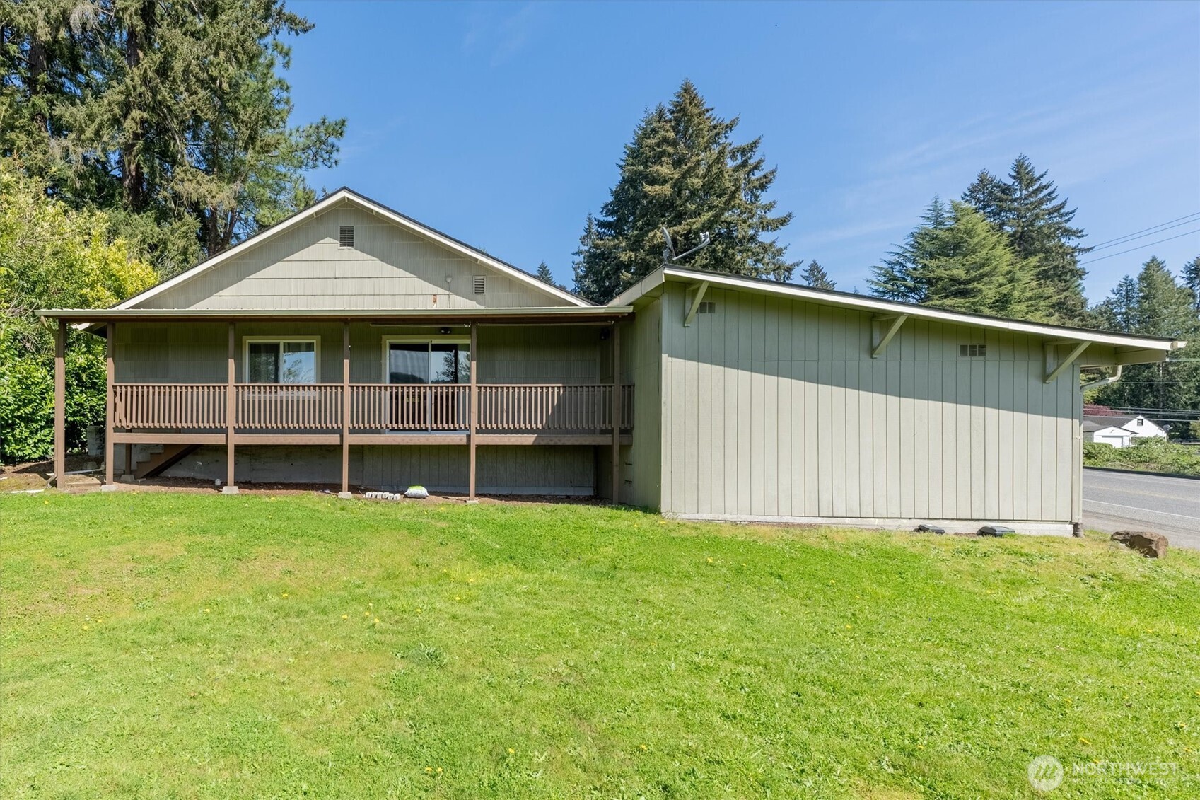 3805 Pacific Way Longview, WA 98632 - Photo 6 of 37 a front view of a house with a garden