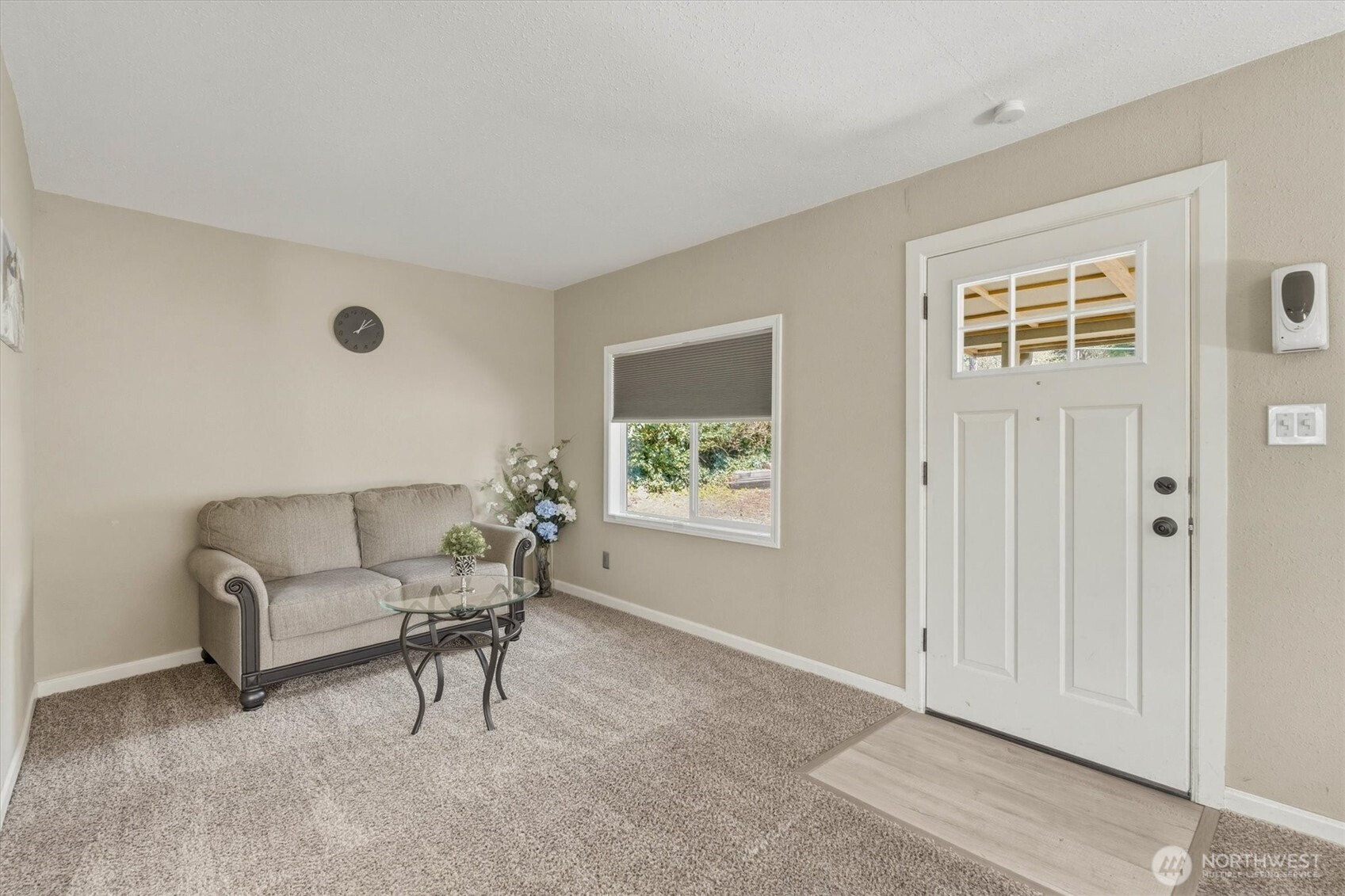 3805 Pacific Way Longview, WA 98632 - Photo 8 of 37 a living room with furniture and a window