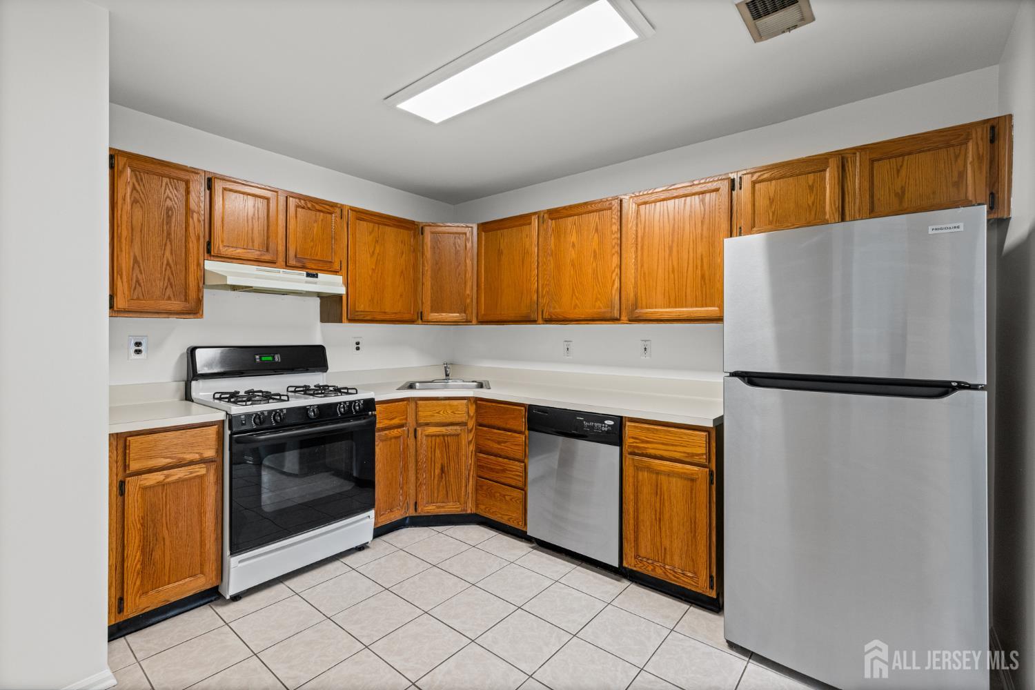 341 Silvia Street Ewing, NJ 08628 - Photo 3 of 28