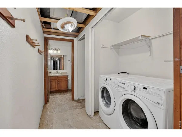 a view of entryway with washer and dryer