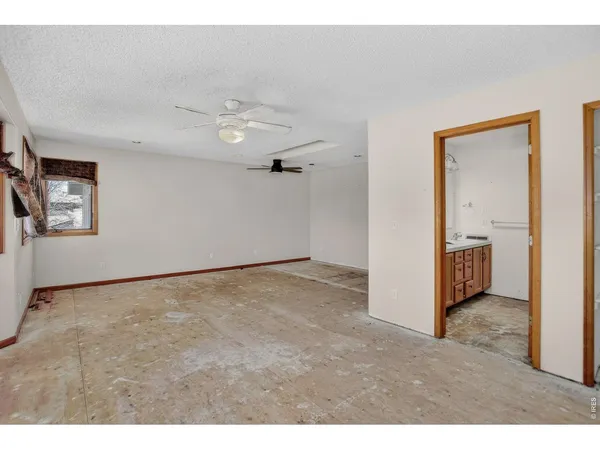 a view of a big room with closet and windows
