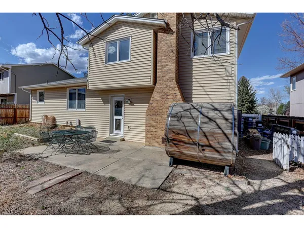 a view of a house with backyard