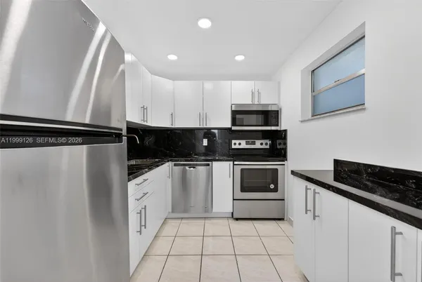 $2,550 | 8250 Byron Avenue, Unit 404, Miami Beach, FL 33141