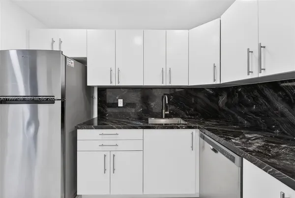 $2,550 | 8250 Byron Avenue, Unit 404, Miami Beach, FL 33141