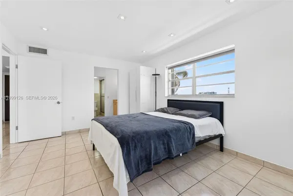 $2,550 | 8250 Byron Avenue, Unit 404, Miami Beach, FL 33141