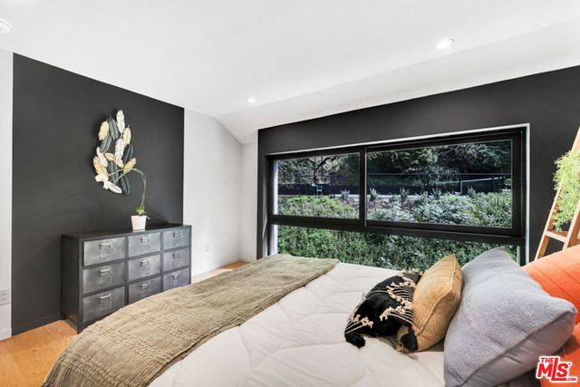 a view of a house with backyard and garden