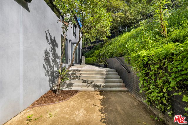 $5,900,000 | 10560 Dolcedo Way, Los Angeles, CA 90077