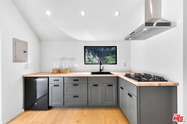 $5,900,000 | 10560 Dolcedo Way, Los Angeles, CA 90077