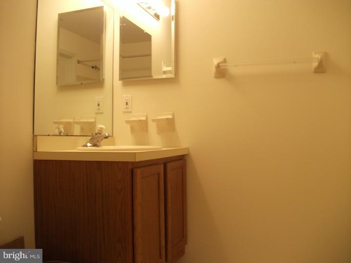 904 B Wharton Road Mount Laurel, NJ 08054 - Photo 10 of 21 Bathroom